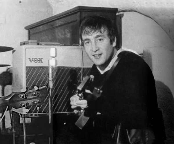 Джон Леннон на фоне усилителя Vox