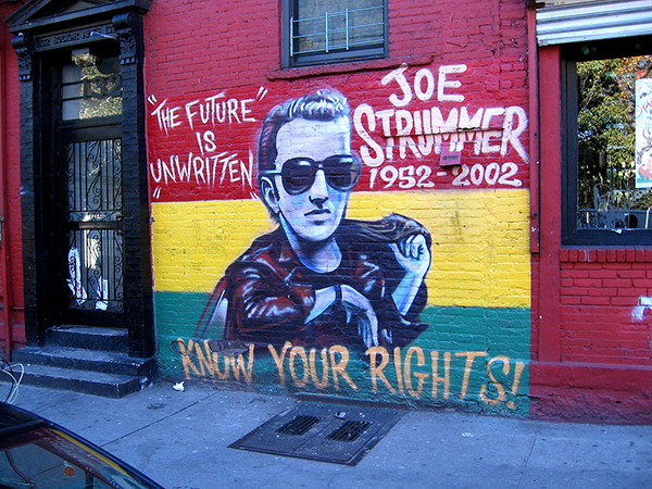 Стена памяти лидера группы Джо Страммера в Нью-Йорке